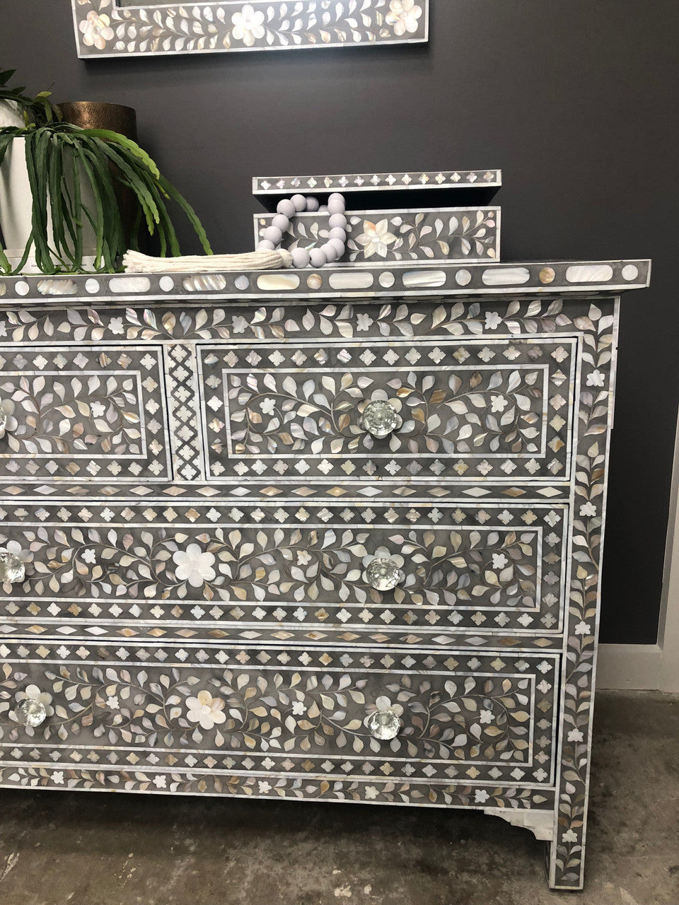 Mother of Pearl Inlay 4 Drawer Chest : Floral : Grey
