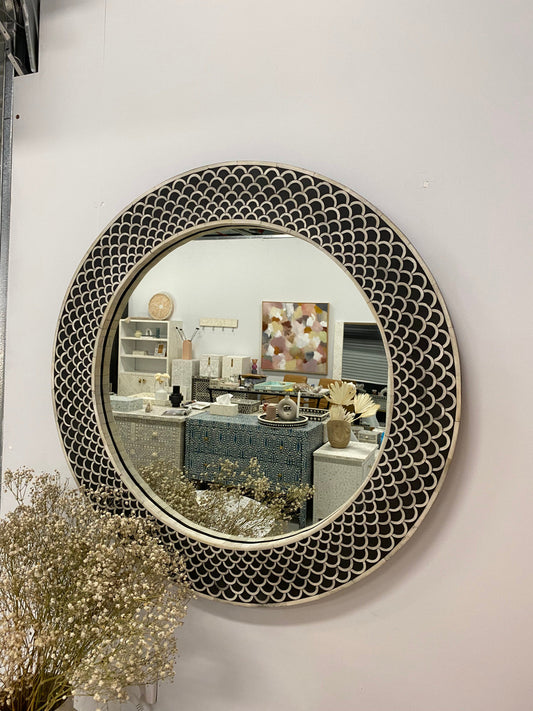 Bone Inlay Round Mirror : Scallop : Black