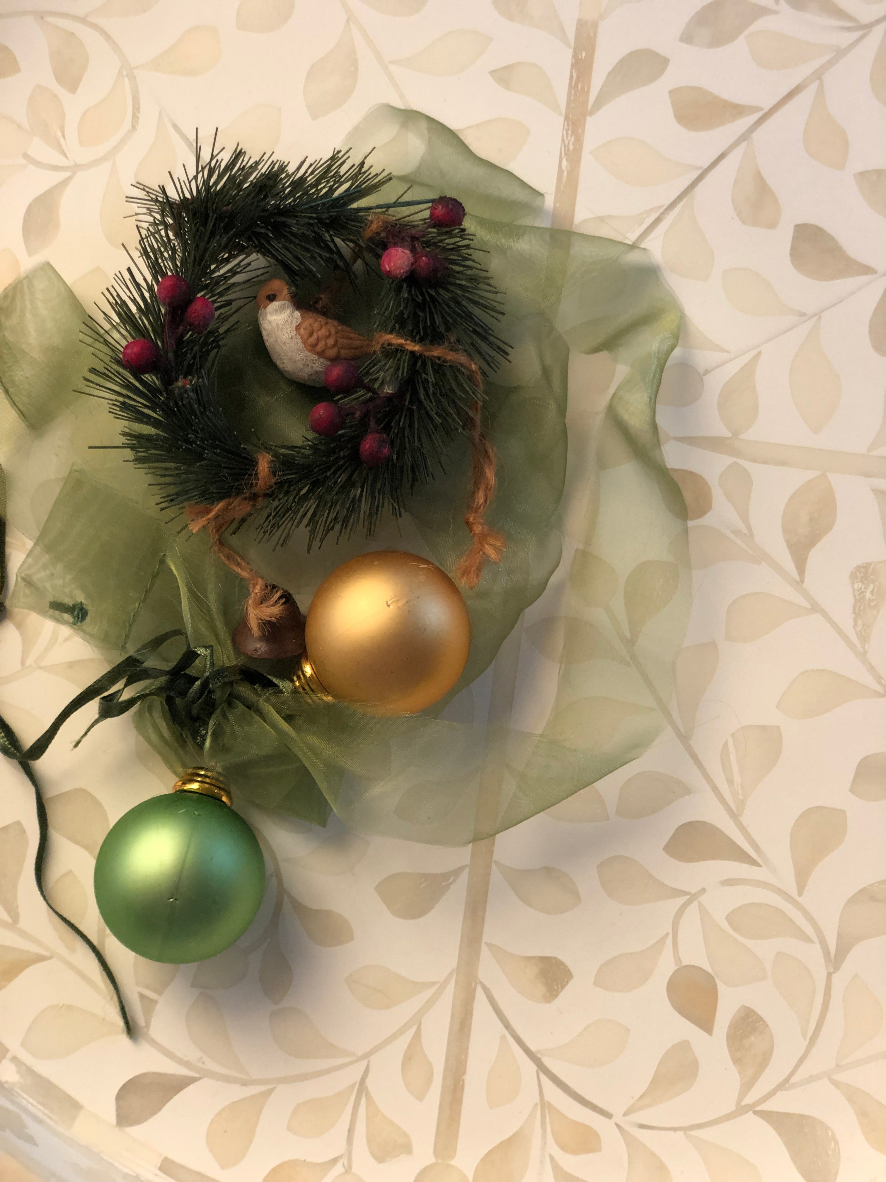 Bone Inlay Round Tray : Floral : White