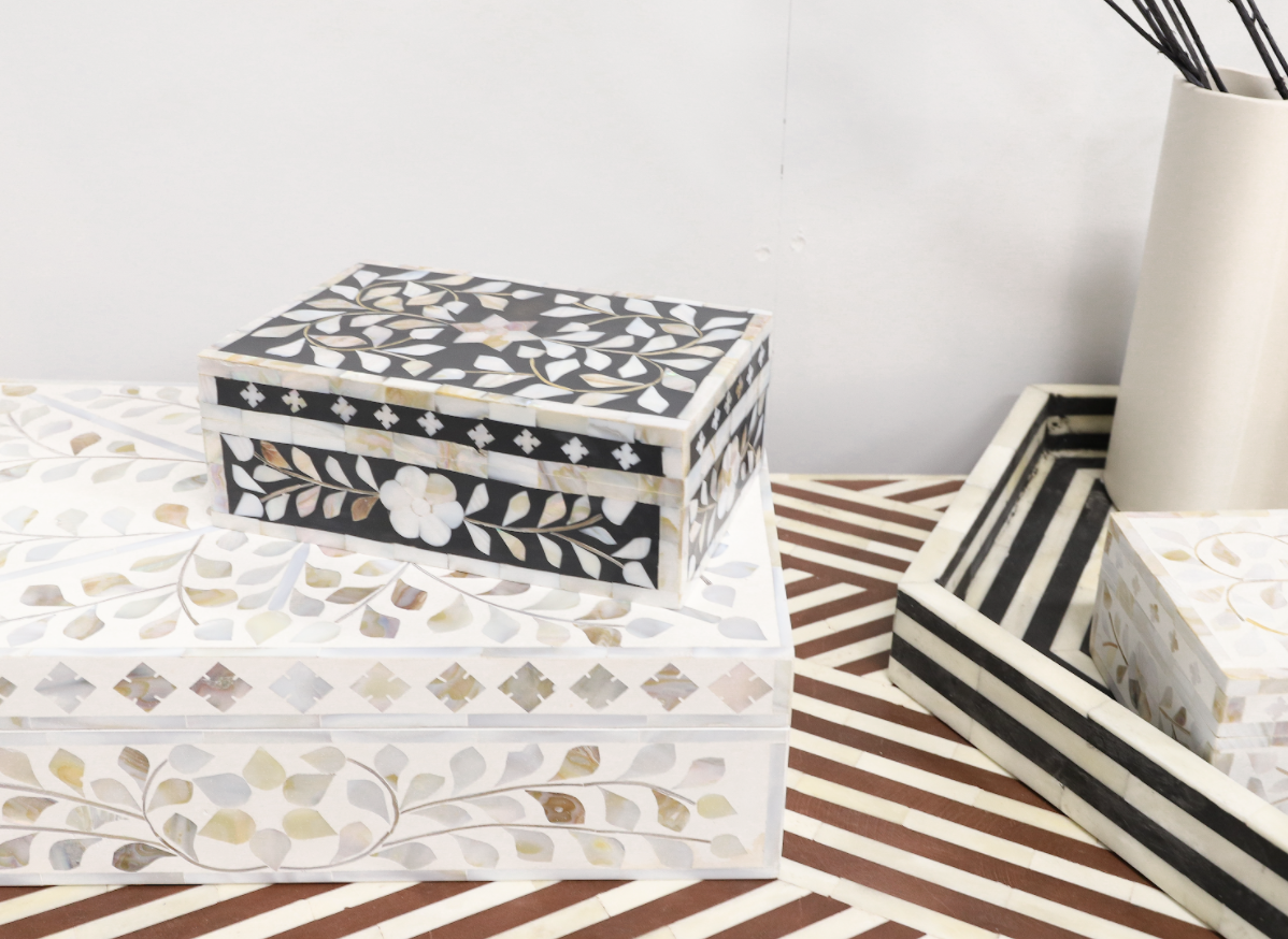 Mother of Pearl Inlay Small Gift Box : Floral : Black